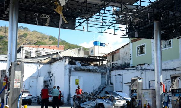 Carro ficou completamente destruído após explosão em posto no RJ por Tomaz Silva | Agência Brasil
