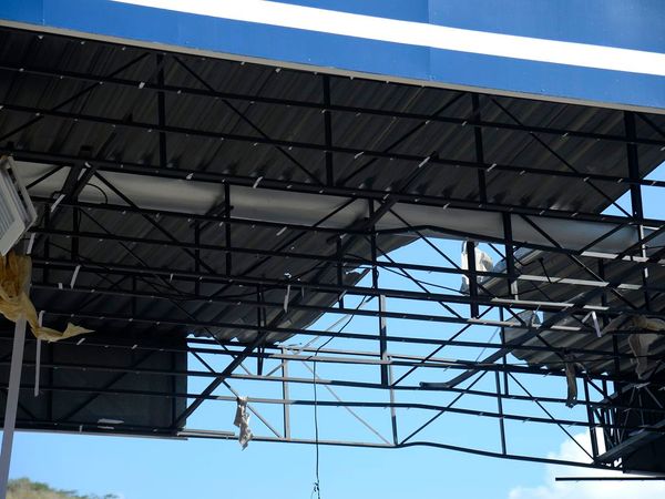 Carro ficou completamente destruído após explosão em posto no RJ por Tomaz Silva | Agência Brasil