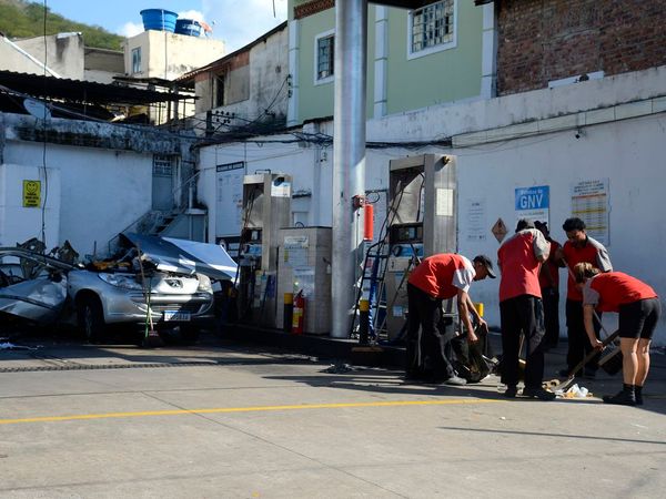 Carro ficou completamente destruído após explosão em posto no RJ por Tomaz Silva | Agência Brasil