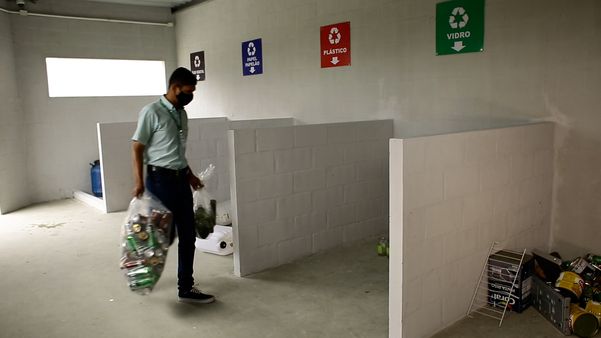 O Oriundi Supermerados orienta os clientes a serem um Consumidor Ecológico, separando vidro, papel, plástico e metal.