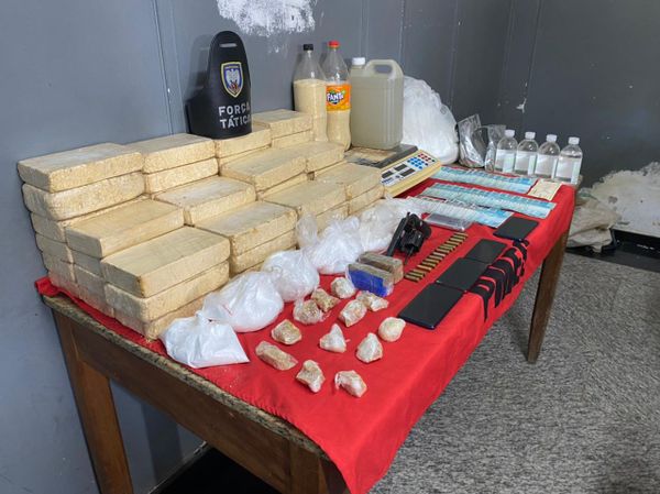 Dez suspeitos, investigados por envolvimento com o tráfico de drogas, segundo a polícia, foram detidos