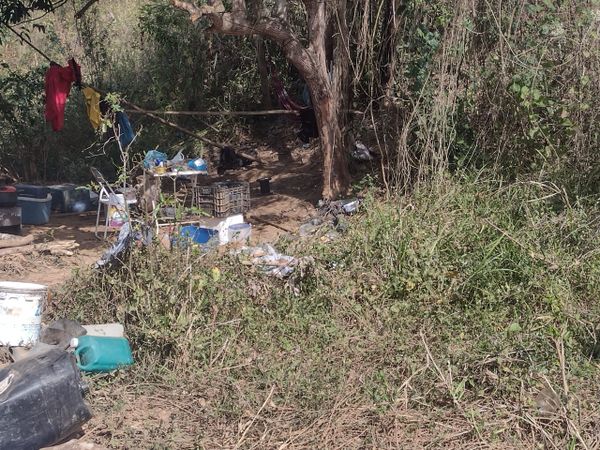 Vestígios dos suspeitos que realizavam extração ilegal de ouro próximo a primeira represa do Rio Itabapoana, zona rural de Bom Jesus do Norte por Divulgação \ 3° BPMES