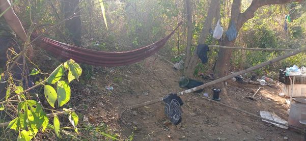 Vestígios dos suspeitos que realizavam extração ilegal de ouro próximo a primeira represa do Rio Itabapoana, zona rural de Bom Jesus do Norte por Divulgação \ 3° BPMES