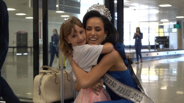 Mia Mamede foi recebida por familiares e fãs no Aeroporto Eurico Salles, em Vitória
