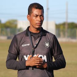 Treinador tem história no clube e foi capitão do primeiro título do Tubarão, em 1995