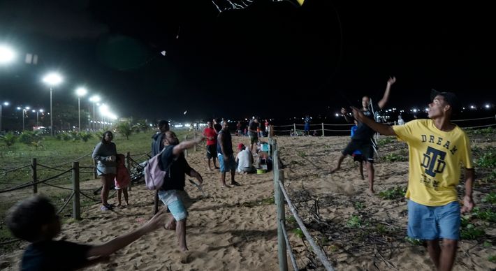 Centenas de crianças, jovens e adultos se reúnem às terças-feiras para empinar pipa na praia; alguns frequentadores da orla, porém, temem risco de acidentes com linhas de cerol