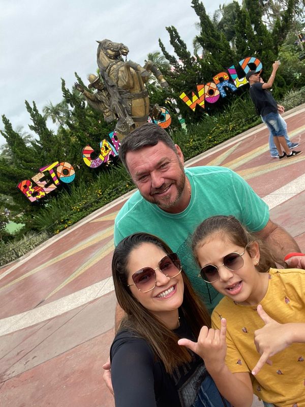 Ane Zorzanelli com filha Elis e noivo Marinho Severgnini nesta semana em viagem a Beto Carrero World, Santa Catarina.