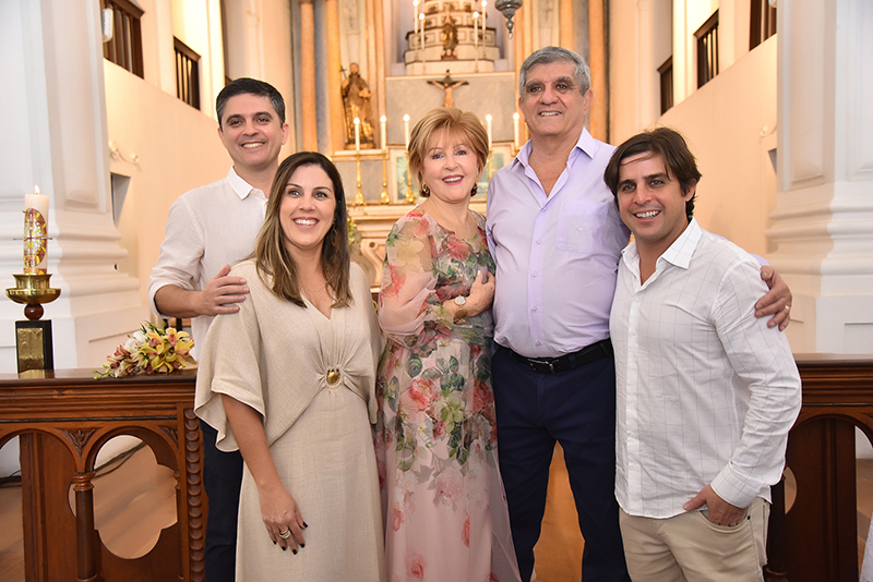 O casal celebrou 50 anos de casamento na Igreja São Gonçalo, no Centro de Vitória, seguido de almoço com menu do chef Luciano Victal