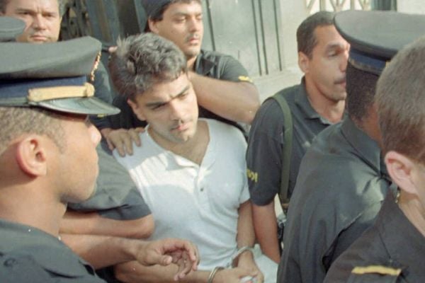 O ex-ator Guilherme de Pádua deixa o Tribunal do Rio de Janeiro após ser condenado a 19 anos de prisão pelo assassinato da atriz Daniella Perez, nos anos 1990