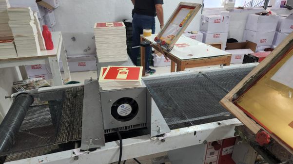 Polícia Civil apreende mais de 30 mil placas de sinalização irregulares em Vitória e Vila Velha por Polícia Civil 