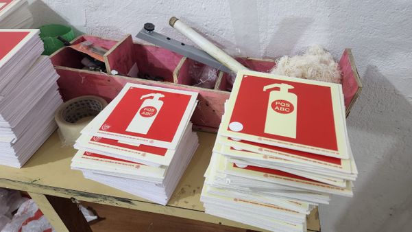 Polícia Civil apreende mais de 30 mil placas de sinalização irregulares em Vitória e Vila Velha por Polícia Civil 