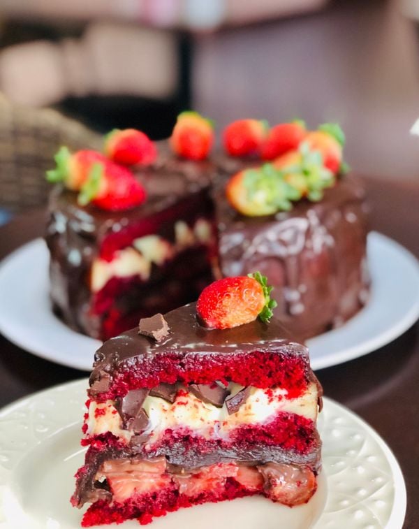 Red Velvet com cascas de chocolate, brigadeiro branco e brigadeiro ao leite com morangos do Festival do Morango da doceria Amor com Açúcar por Amor com Açúcar/Divulgação