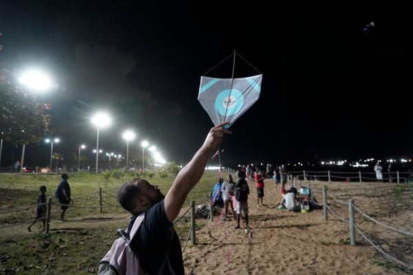 Soltadores de pipa se reúnem na Praia de Camburi por Vitor Jubini