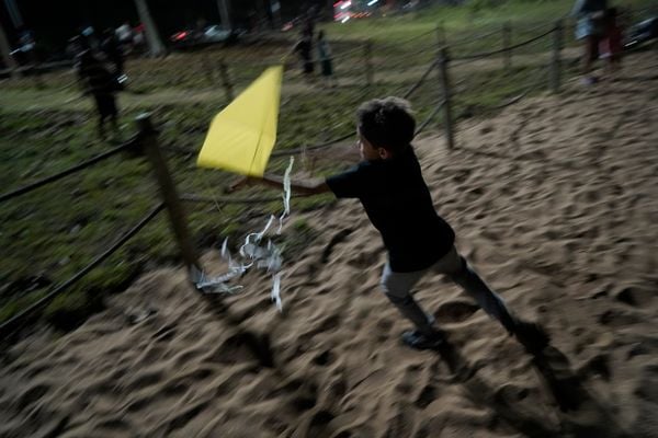Soltadores de pipa se reúnem na Praia de Camburi por Vitor Jubini