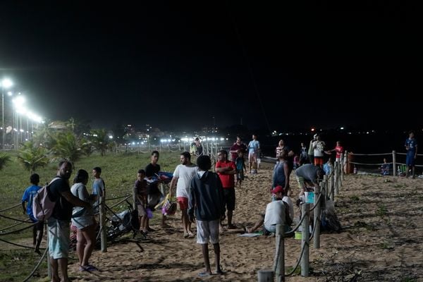 Soltadores de pipa se reúnem na Praia de Camburi por Vitor Jubini