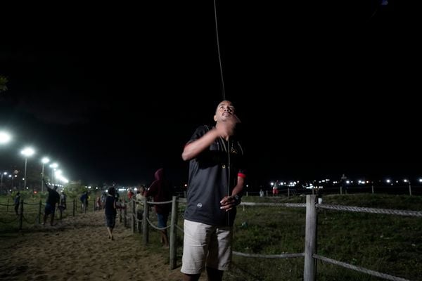 Soltadores de pipa se reúnem na Praia de Camburi. Alexandre Silva, 19 - barbeiro por Vitor Jubini
