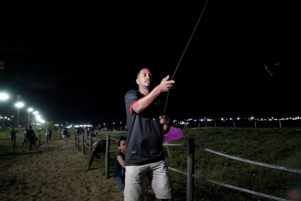 Soltadores de pipa se reúnem na Praia de Camburi. Alexandre Silva, 19 - barbeiro por Vitor Jubini