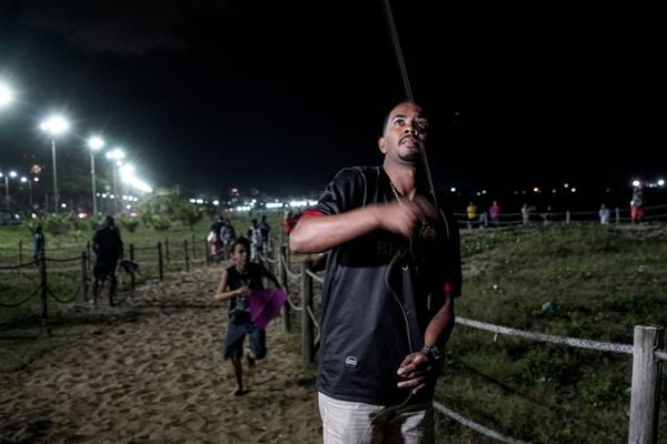 Soltadores de pipa se reúnem na Praia de Camburi. Alexandre Silva, 19 - barbeiro por Vitor Jubini