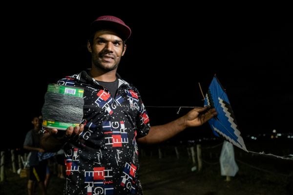 Soltadores de pipa se reúnem na Praia de Camburi. Anderson Nascimento, 31 - auxiliar de produção por Vitor Jubini