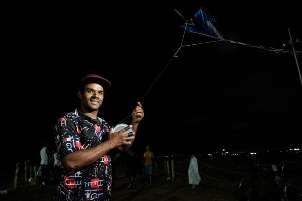 Soltadores de pipa se reúnem na Praia de Camburi. Anderson Nascimento, 31 - auxiliar de produção por Vitor Jubini