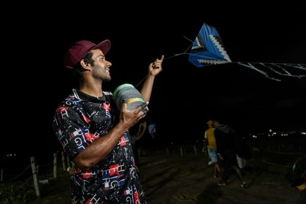 Soltadores de pipa se reúnem na Praia de Camburi. Anderson Nascimento, 31 - auxiliar de produção por Vitor Jubini