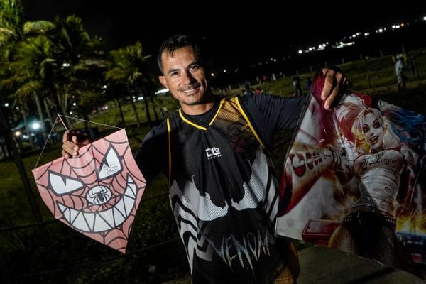 Soltadores de pipa se reúnem na Praia de Camburi. Gledes Mião, 42 - eletricista/fabrica e vende pipas por Vitor Jubini