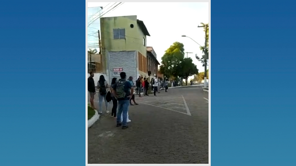 Vídeo mostra pontos de ônibus lotados na manhã desta quinta-feira (28), em Nova Almeida, na Serra