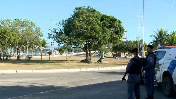 Polícia Militar tentou detê-lo, entretanto, suspeito resistiu à abordagem, e jogou o veículo roubado para cima das viaturas, tentando atropelar os policiais