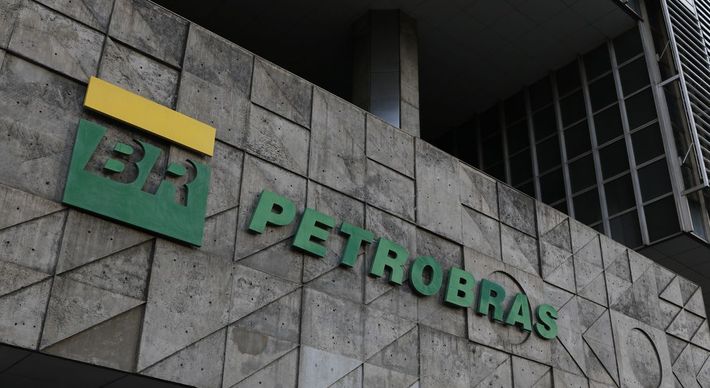 A partir desta terça-feira (16), o preço médio de venda de gasolina A da Petrobras para as distribuidoras passará de R$ 3,71 para R$ 3,53 por litro
