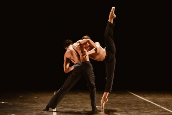 A performance “Abraços Suspensos”, da coreógrafa Patrícia Miranda, com os bailarinos Rayanne Guimarães e Rodrigo Soares