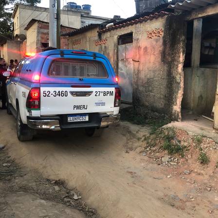 Carro da polícia na porta da casa onde foram encontrados mãe e filhos encarcerados há 17 anos 
