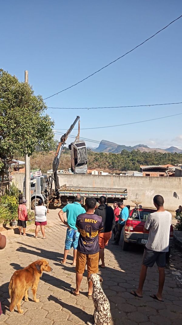 Carro destrói muro e cai em pátio de igreja em Iúna  por Alex Silva Barbosa 