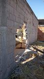Carro destrói muro e cai em pátio de igreja em Iúna (Alex Silva Barbosa )