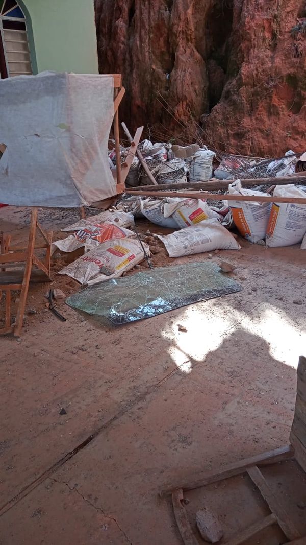 Carro destrói muro e cai em pátio de igreja em Iúna  por Alex Silva Barbosa 