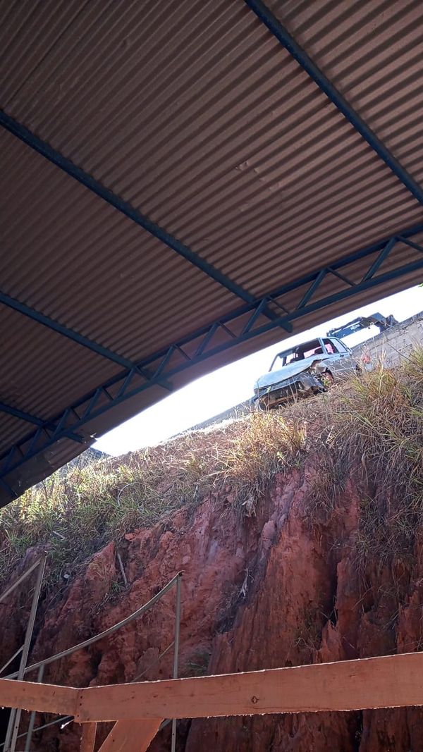 Carro destrói muro e cai em pátio de igreja em Iúna  por Alex Silva Barbosa 