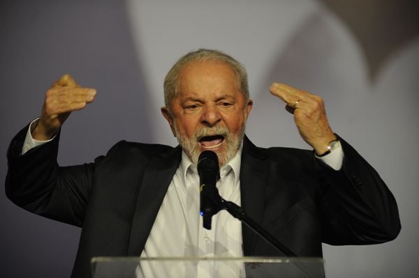O candidato a Presidência da República pelo PT, Luiz Inácio Lula da Silva, durante a convenção do PSB nesta sexta-feira (29)