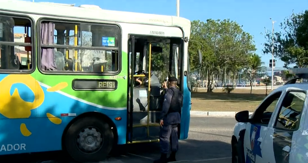 Ônibus do Transcol estão sendo abordados por policiais, que escoltam os coletivos que entram nos bairros