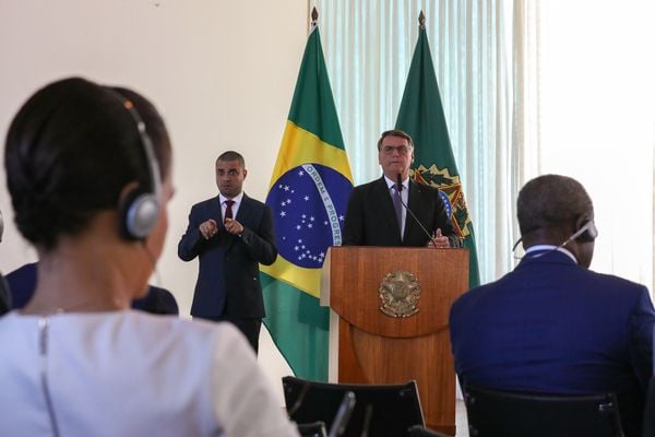 Presidente Jair Bolsonaro com embaixadores