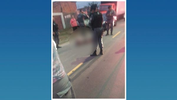 De acordo com a polícia, o suspeito estava armado apontando para quem passava pela rua, no bairro São Francisco; após ameaçar os militares, ele foi atingido na perna