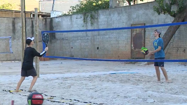 Adolescentes de Cachoeiro de Itapemirim são destaque no tênis de areia