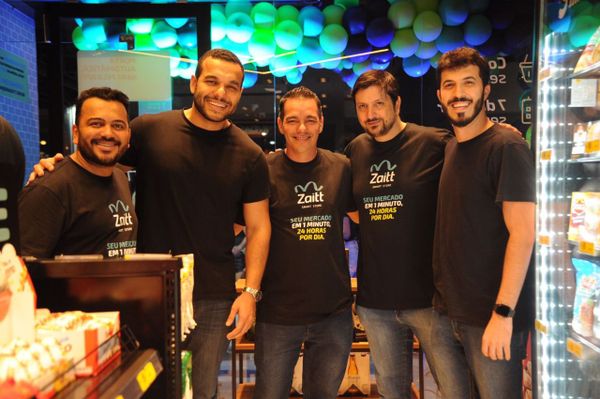 Alexandre Rocha, Rodrigo Miranda, Thiago Quio, Roberto Prado e Renato Antunes, fundadores e sócios da Zaitt Praia da Costa