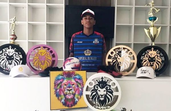 O MC Yaggo Alves Ferrari, de 17 anos, mostra troféus de campeonato que o Projeto Social Festival do Rei está organizando