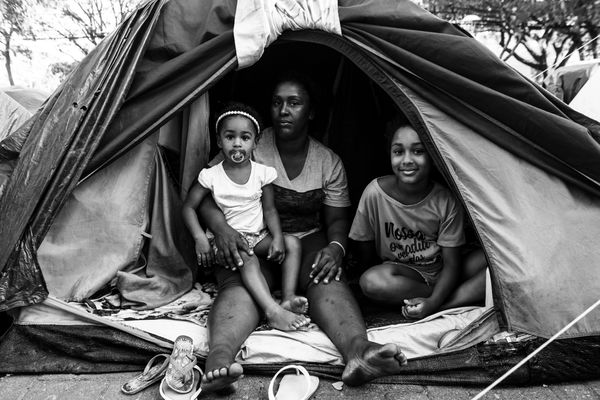 Famílias da Ocupação Chico Prego acampadas em frente à Prefeitura de Vitória. l5yuftm