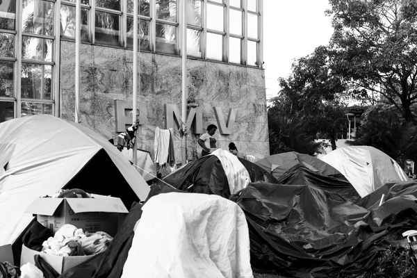Famílias da Ocupação Chico Prego acampadas em frente à Prefeitura de Vitória. st2bw0bc7p