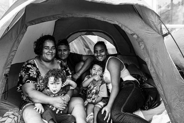 Famílias da Ocupação Chico Prego acampadas em frente à Prefeitura de Vitória. Família de Mírian Alves por Vitor Jubini