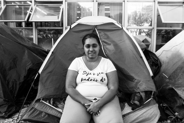 Famílias da Ocupação Chico Prego acampadas em frente à Prefeitura de Vitória. Rafaela Caldeira u86slkw