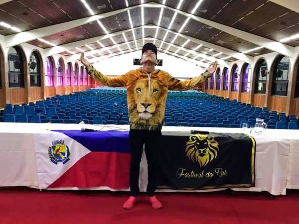 Yaggo Alves Ferrari, de 17 anos, sempre sonhou em ser MC e gravar um clipe. Ele viu a oportunidade aparecer durante o festival de pipas de um projeto social de Guarapari; desde então, tem visto seu trabalho ser reconhecido pelo Estado afora