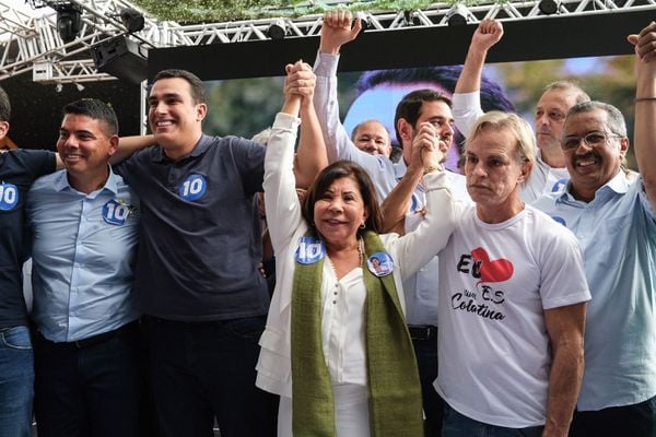 O ex-prefeito de Colatina Sérgio Meneguelli, de camisa branca, desanimado durante convenção do Republicanos