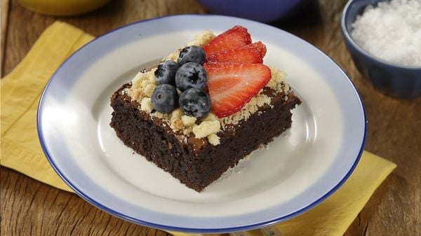 Brownie de chocolate com farofa doce e caramelo salgado