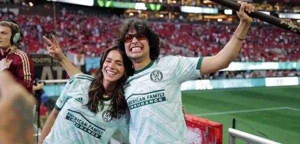 Bruna Marquezine e Xolo Maridueña em Atlanta, assistindo um jogo de futebol americano